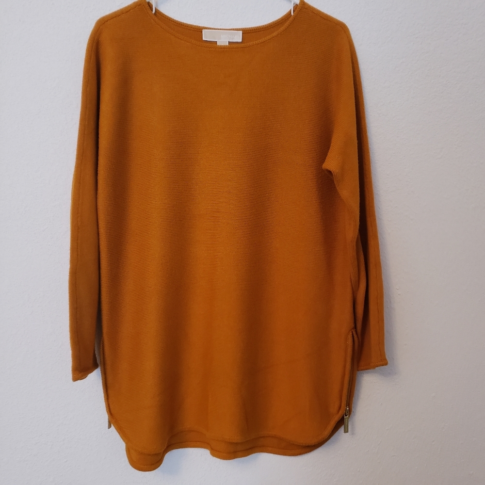 Michael Kors sweater. Size small but fits like a medium.